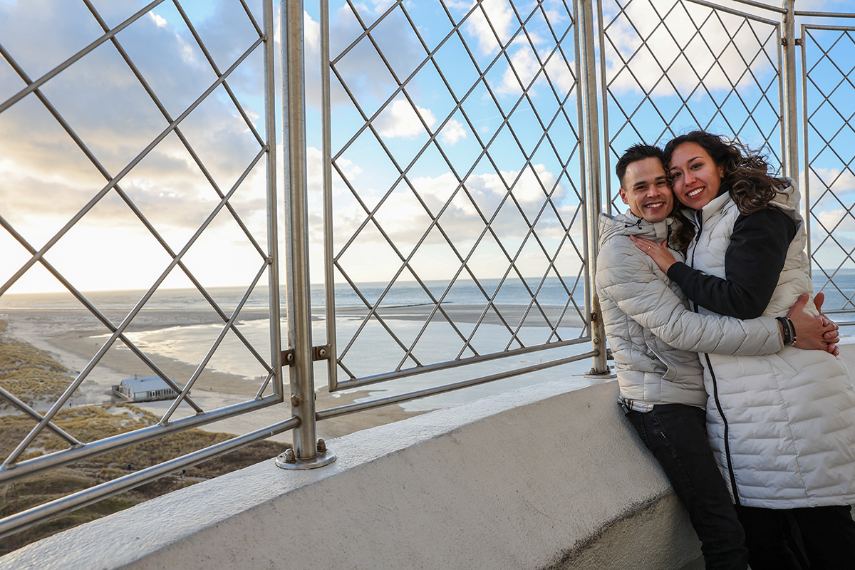 Huwelijksaanzoek op de vuurtoren van Texel - Fotograaf Foto Sanne